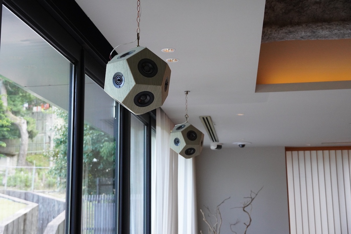 ラウンジのスピーカー