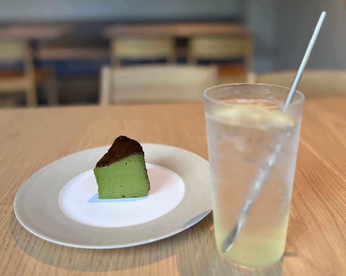 「大和茶バスクチーズケーキ」750円、「レモンスカッシュ」650円
