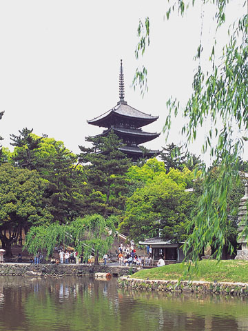 猿沢池と興福寺五重塔