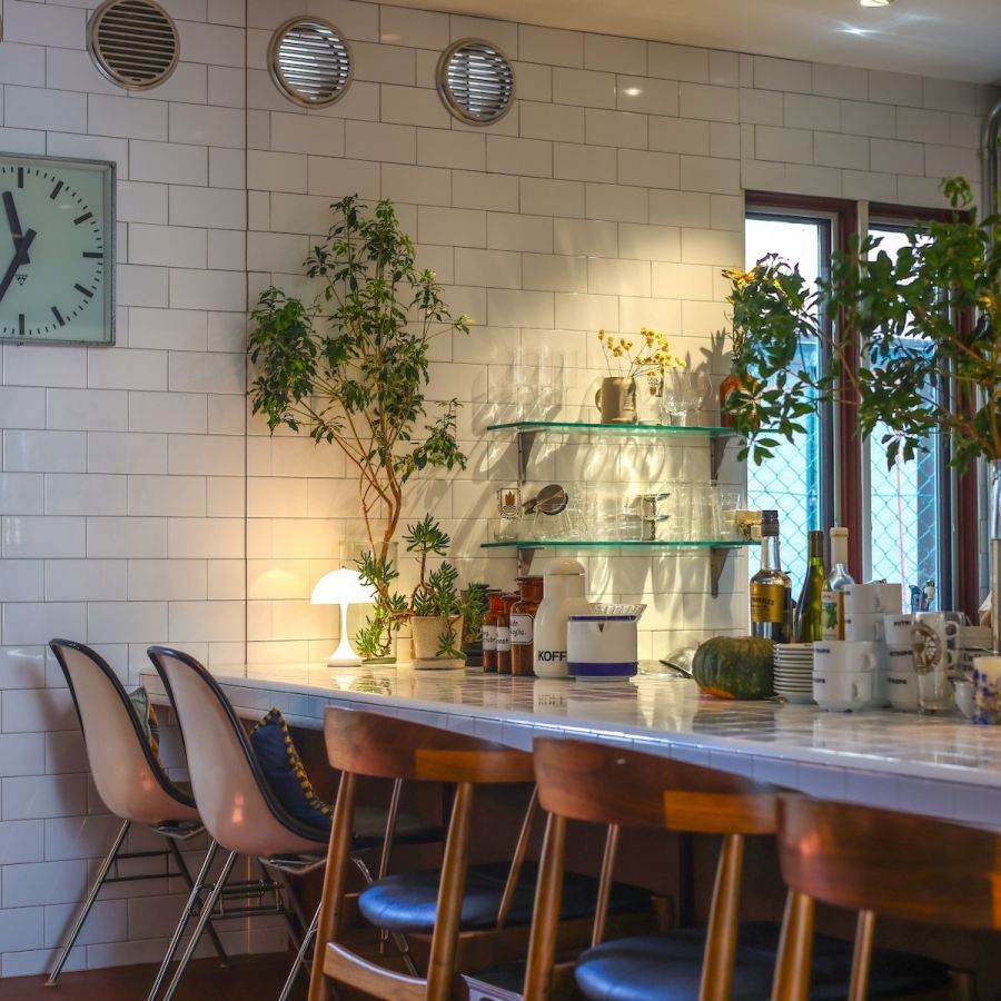 店主との会話が弾むアットホームなカウンター席
