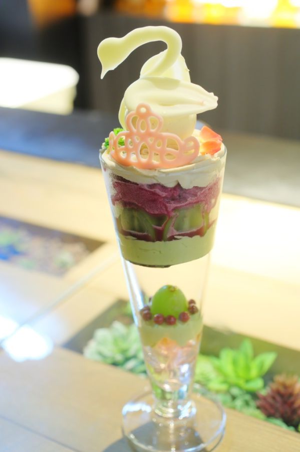 「スワンの期間限定マスカットスイーツパフェ」　2400円（現在提供中～10月下旬までの予定）