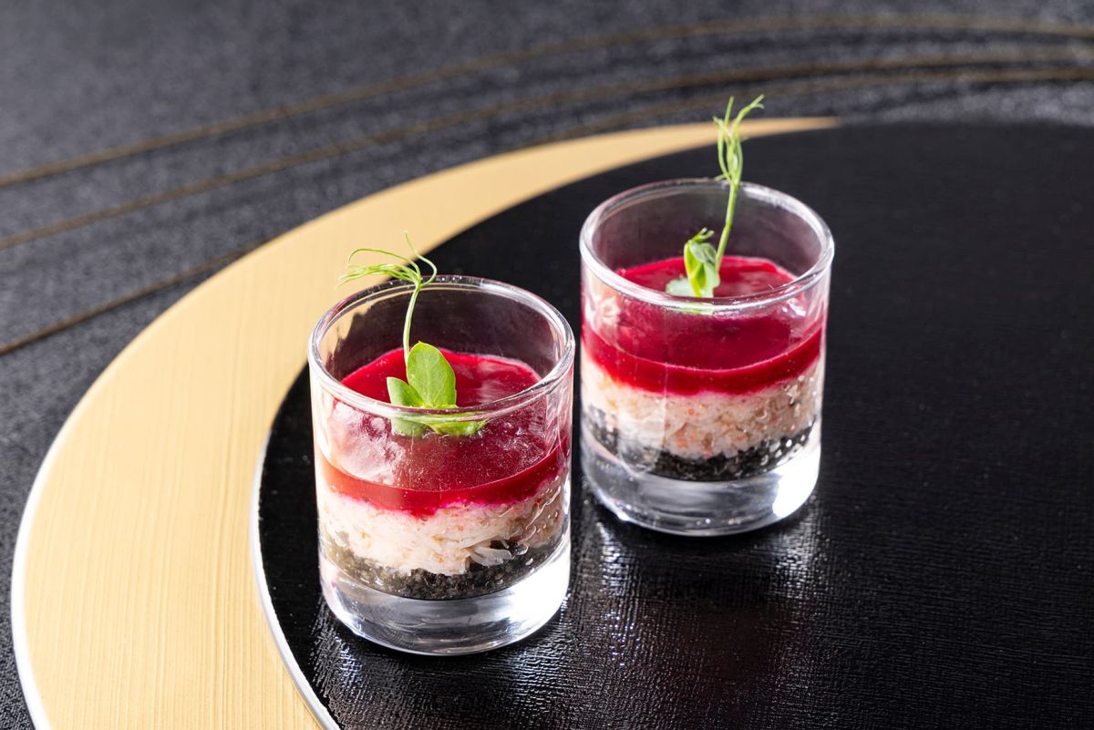 クスクスと蟹のタルタル　ビーツソース