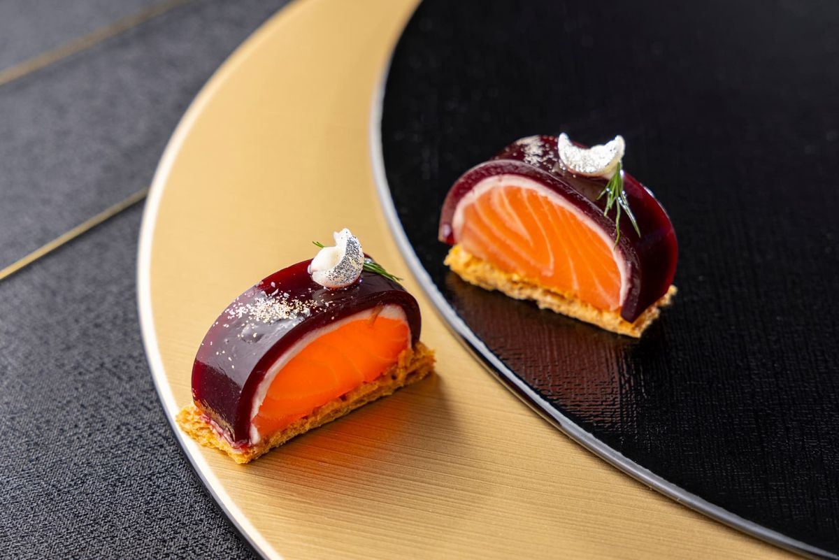 「サーモンと赤ワインのショーフロワ　フェンネルのムース」