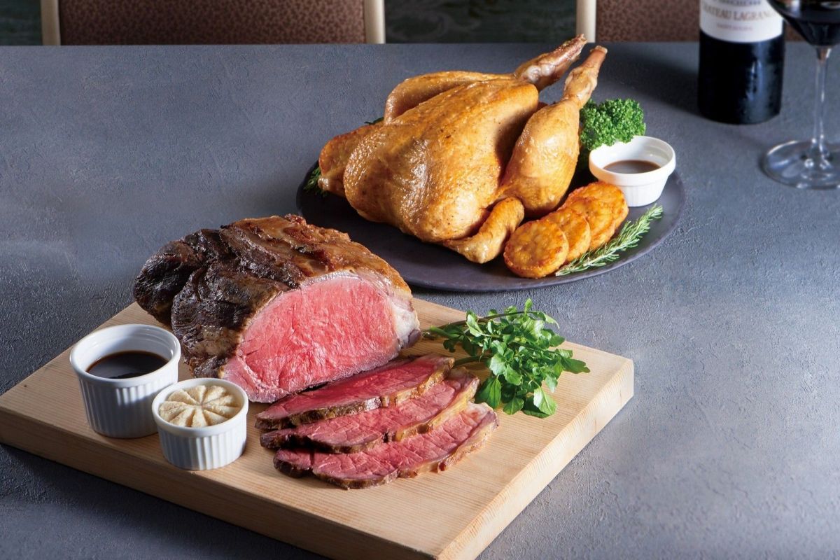 (写真手前から)「ローストビーフ」(約1.2kg/6名分)3万8000円、「ローストチキン(4名分)」1万3000円