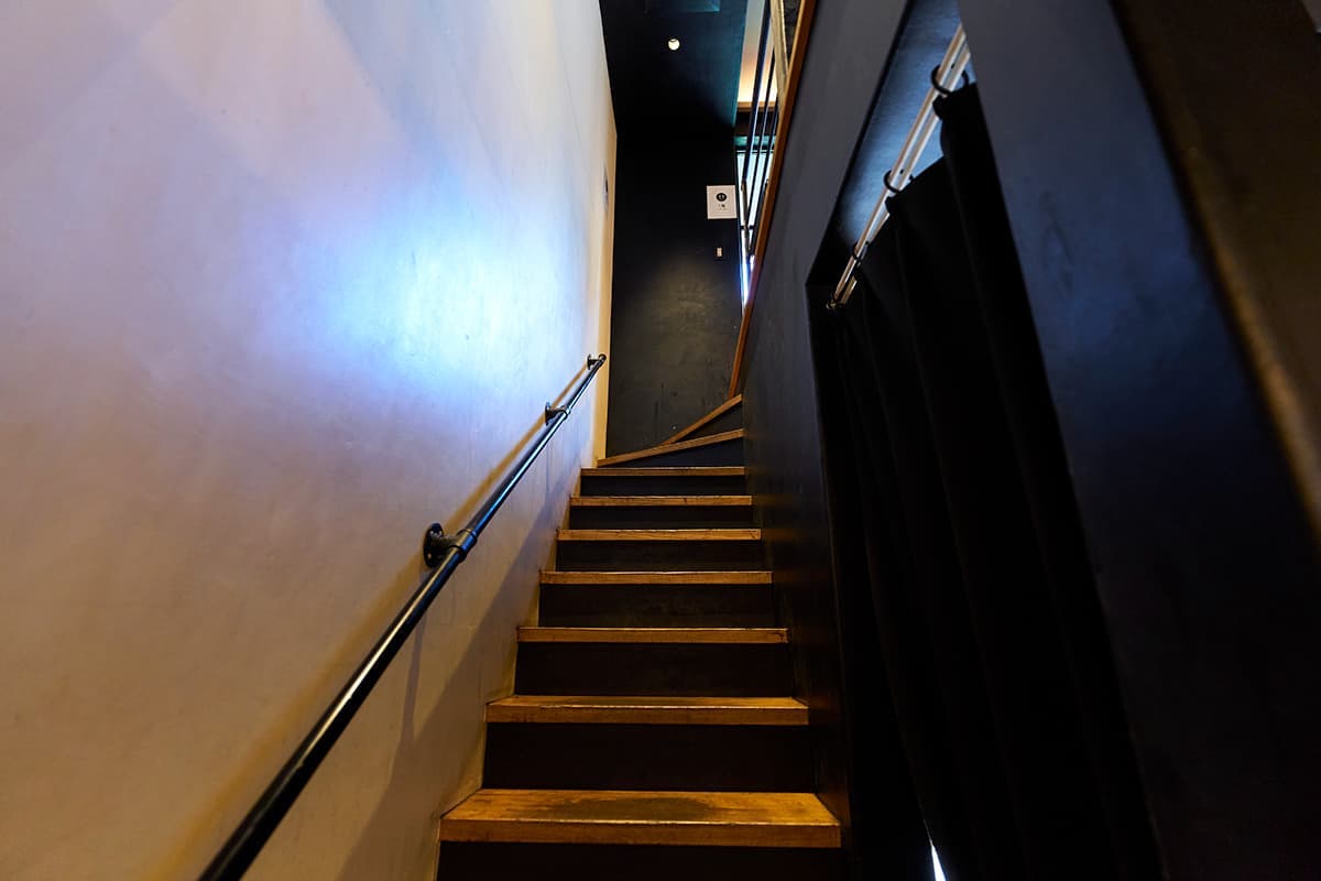 2階へと続く階段