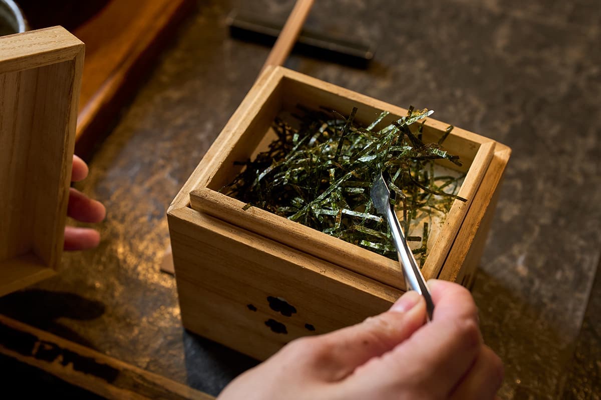 嘉永2年創業の日本橋宝町の山本海苔店の海苔。香り高く上品な味わいの海苔で蕎麦の風味がアップ