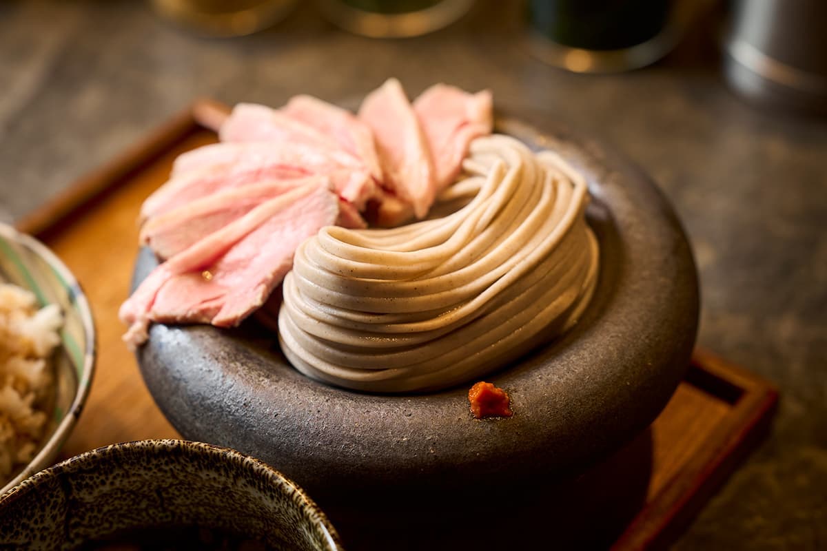 太麺が美しく盛られていてまるでアート