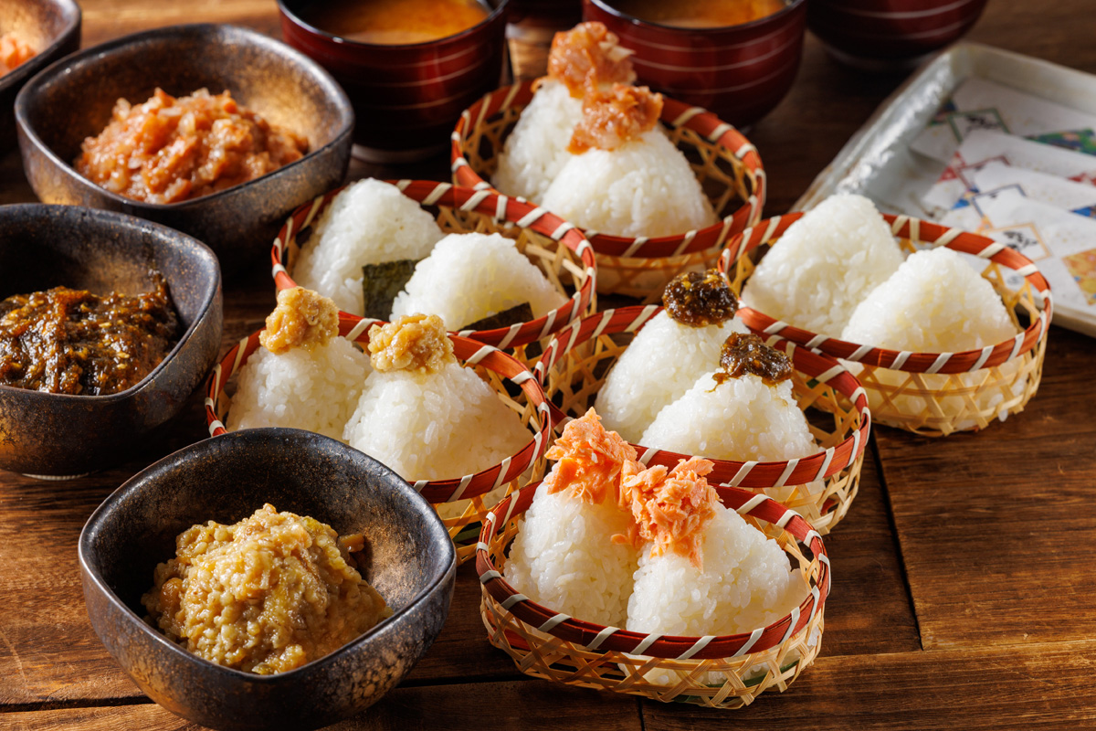 ライブキッチンでシェフがその場で塩むすびを握る「おむすび」