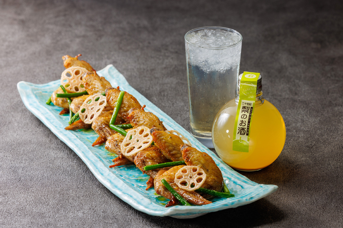 レモン風味のスパイスがしっかりしみ込んだ大地のハーブ鶏🄬の味わいを邪魔しない、爽やかな飲み口の二十世紀梨のリキュール