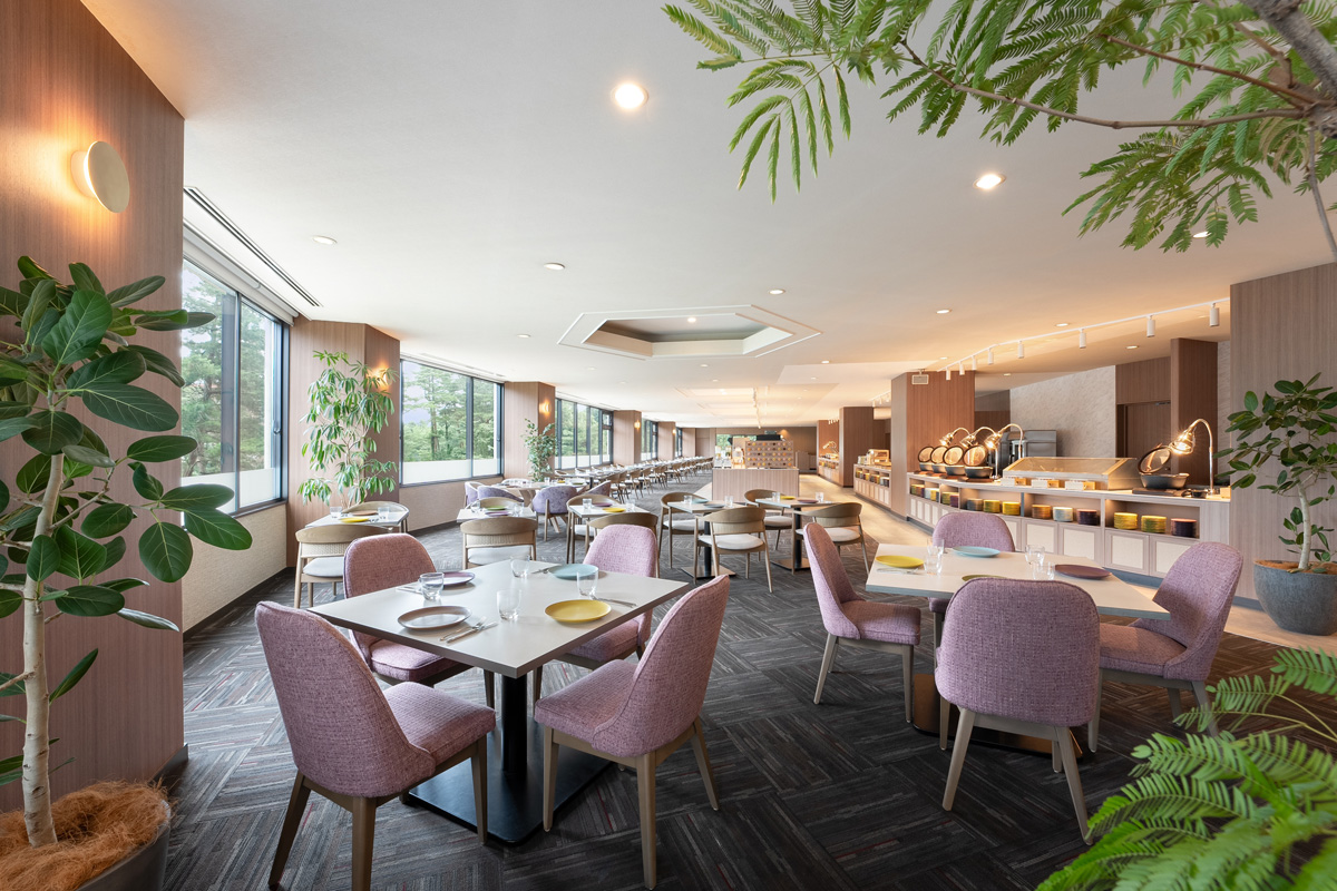 開放的で清潔感溢れるビュッフェレストラン