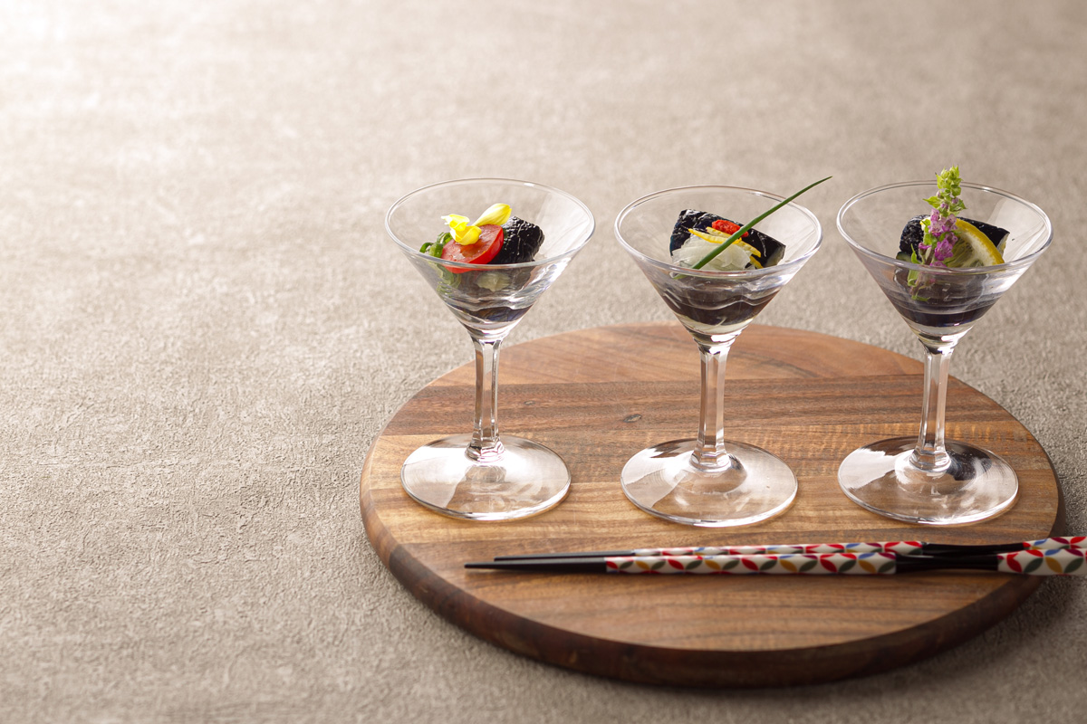 ナスのタタキ　土佐のハーブ添え