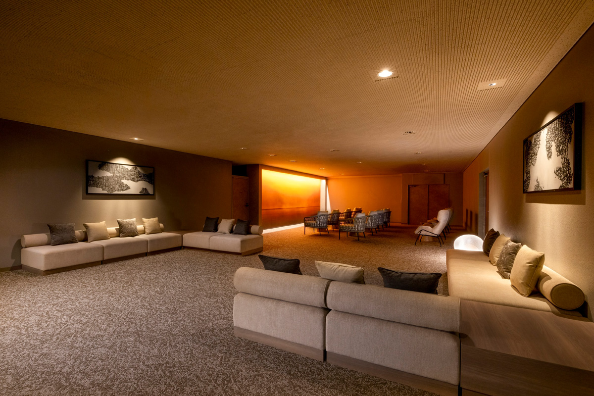 落ち着いた雰囲気の「温泉ラウンジ」