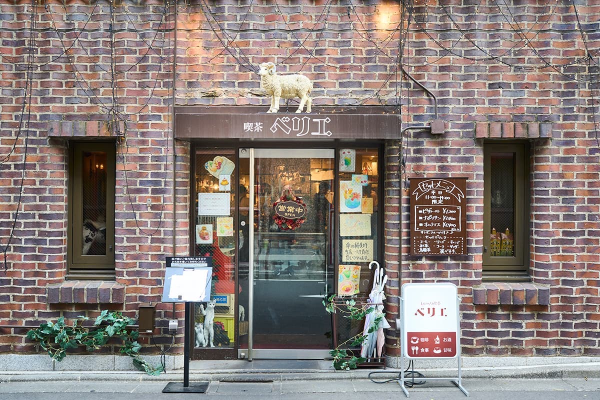 レンガ造りが特徴的な外観