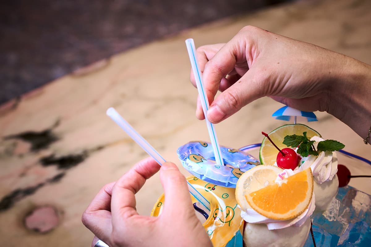 ストローが2本ついている