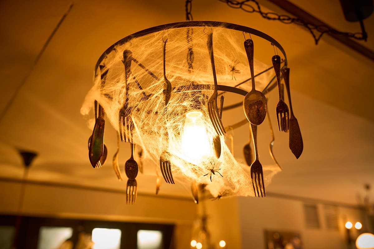 照明もユニークな飾り付け