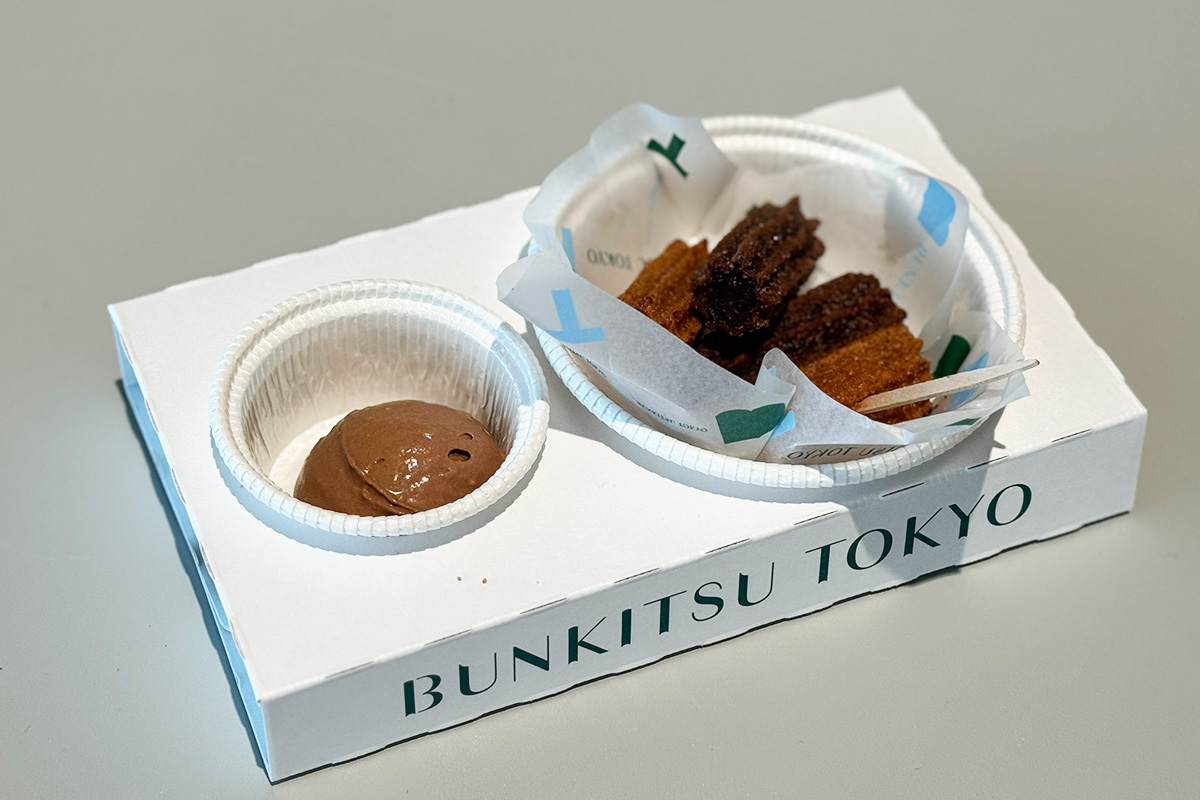 「チュロス（シナモンシュガー）」440円※チュロスは6本入り、追加ディップ「チョコレートクリーム」100円