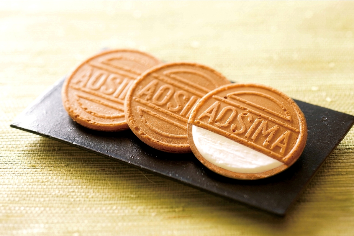 ホワイトクリームと薄焼きせんべいのハーモニーが味わえる