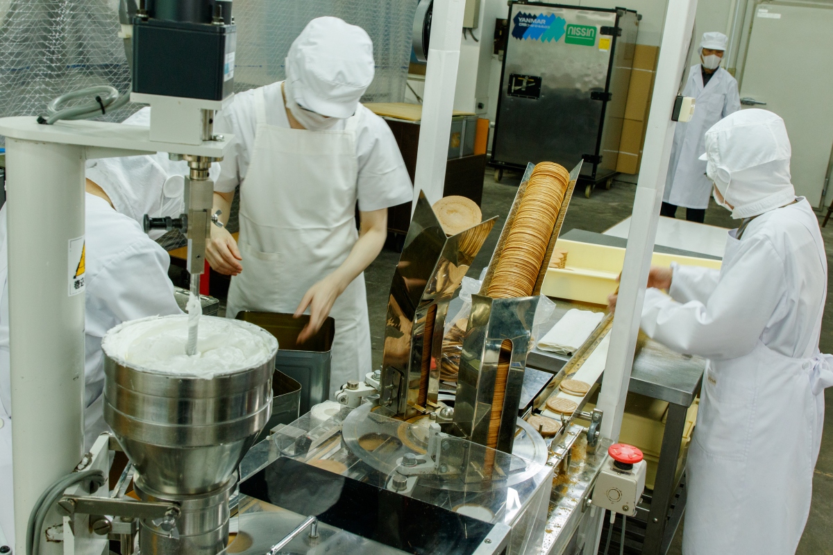 お菓子の日進堂の工場で製造される「青島せんべい」