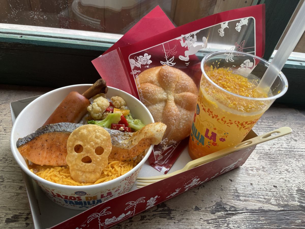 シーフードサルサソースのライスボウル(サーモン、骨付きソーセージ、チーズ)