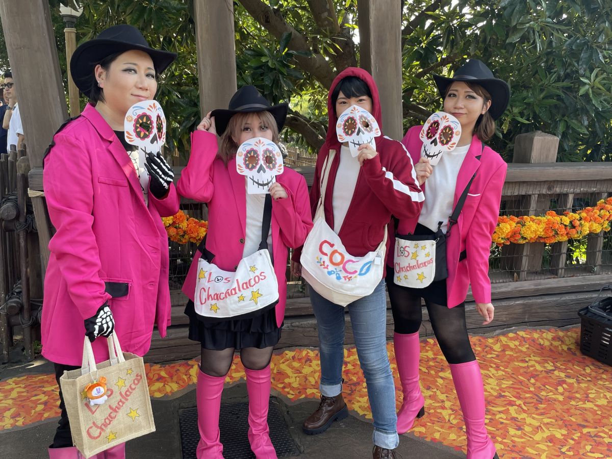 東京ディズニーシーでは『リメンバー・ミー』のミゲルとコンテスト参加者に扮したゲストに遭遇。9月に入ってから衣装を揃えたのだとか!