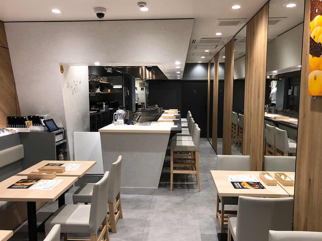 「はんばーぐとおむらいすのお店 いくら」店内