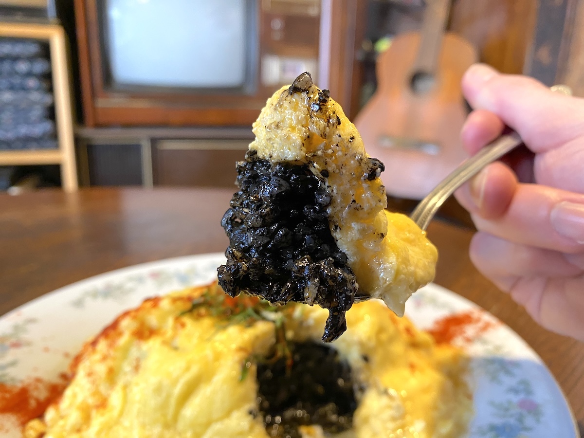 「オムライス【黒】」1100円（ランチ料金）