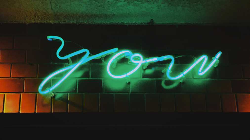 「喫茶you」のネオン看板