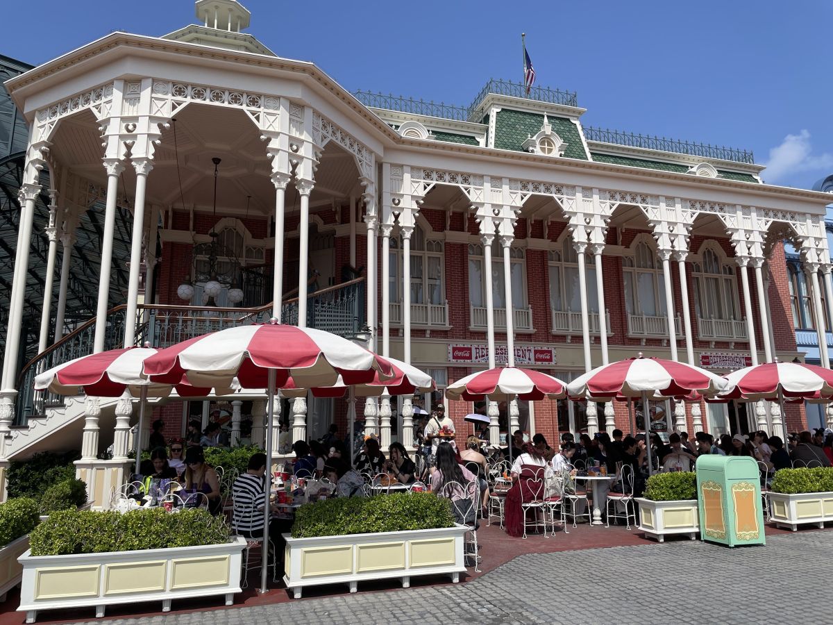 赤と白のパラソルが目印のリフレッシュメントコーナー