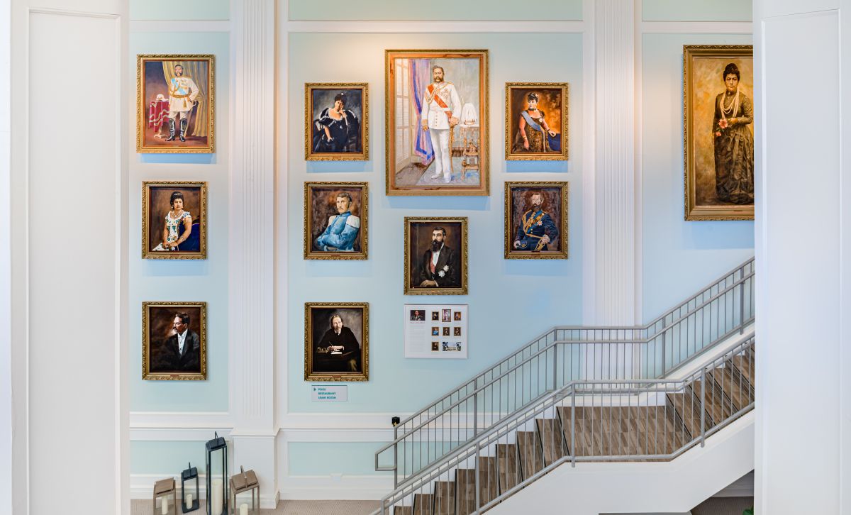 2階にあるロイヤルクラブラウンジには、王家の肖像画を展示／クイーン カピオラニ ホテル