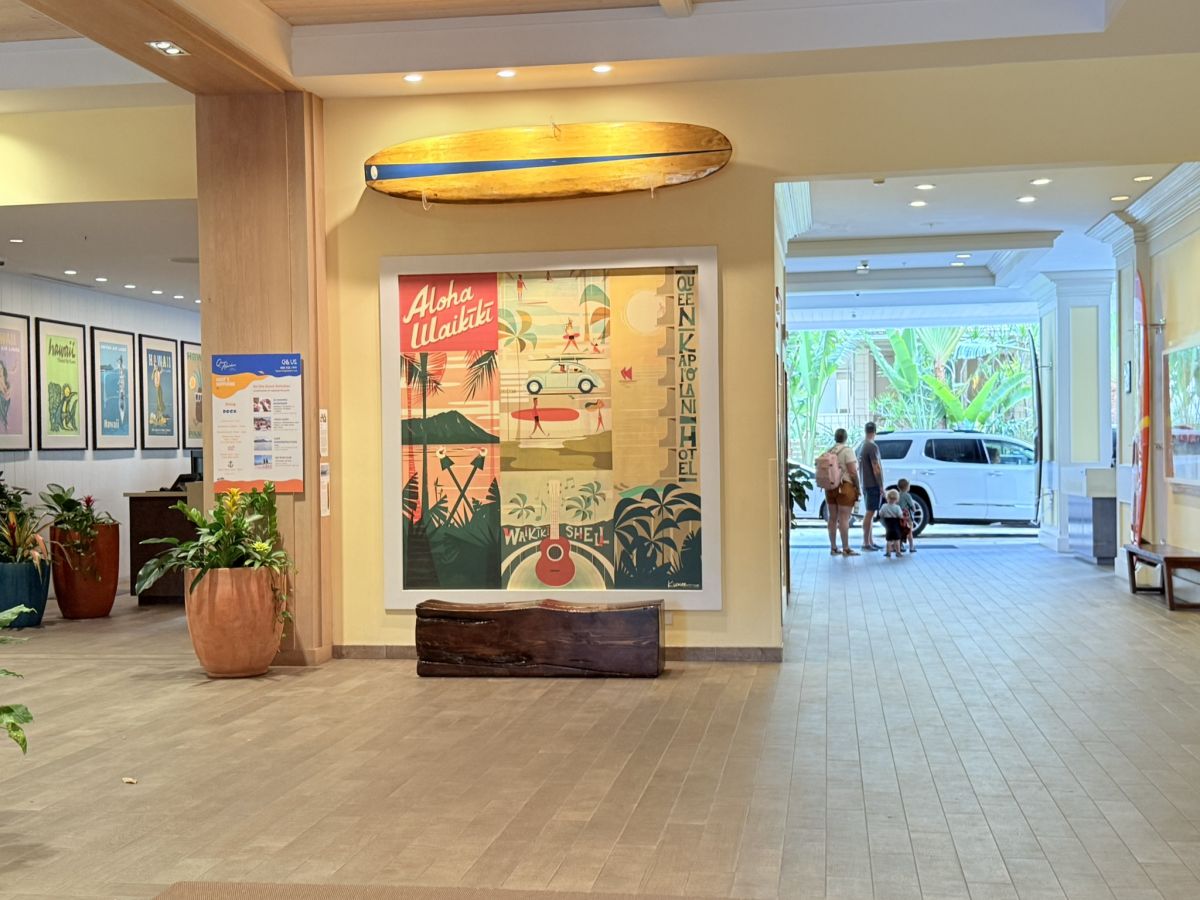 ハワイ在住サーフアーティストのニック・カッチャー氏の「ワイキキファン」と題したアート、奥には車寄せのエントランスがある