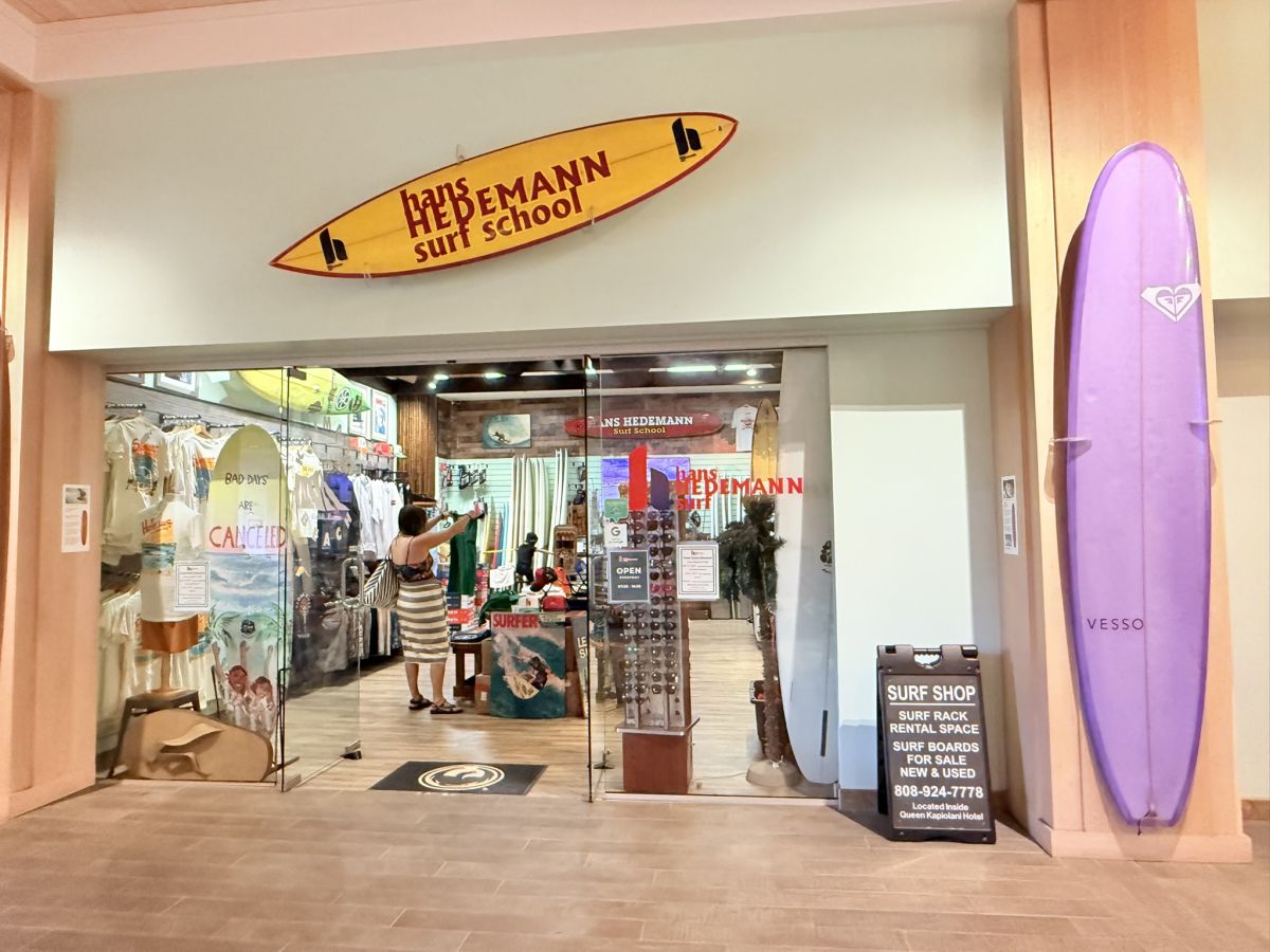 ロビーフロアにあるHans Hedemann Surf School