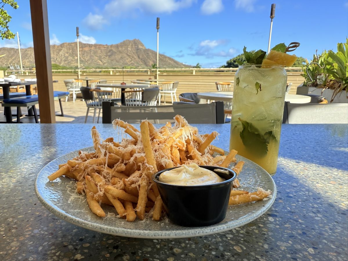 「デック」のハッピーアワーメニューのトリュフフライ（$9）、モクテル「モーニング・グローリー」（$12）