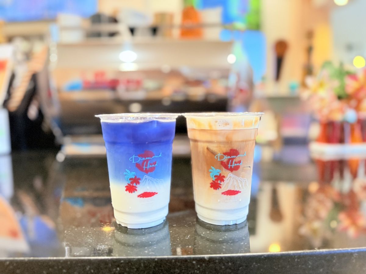 左）バタフライ・ピーティーラテ　＄9、右）アイスブレンド・クイーンカプチーノ 8.5ドル