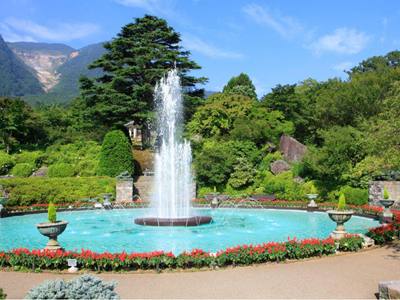 噴水を中心に左右対称に造られた箱根強羅公園