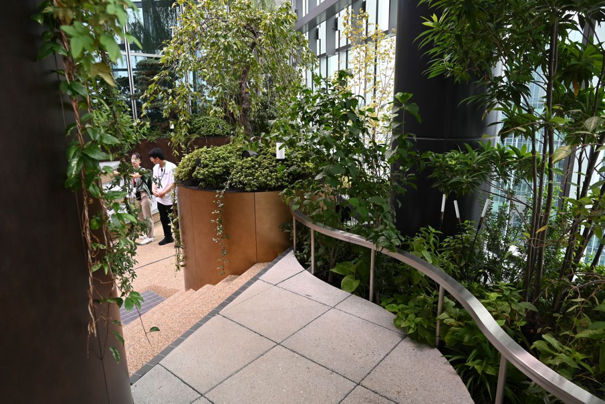 回廊のように、自然や高層階の景色を楽しみながら歩けます！