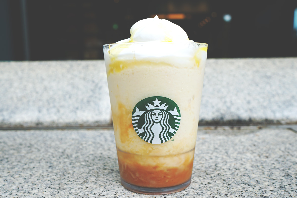 「洋なし 生キャラメル フラペチーノ®」687円(持ち帰り)、700円(店内利用)