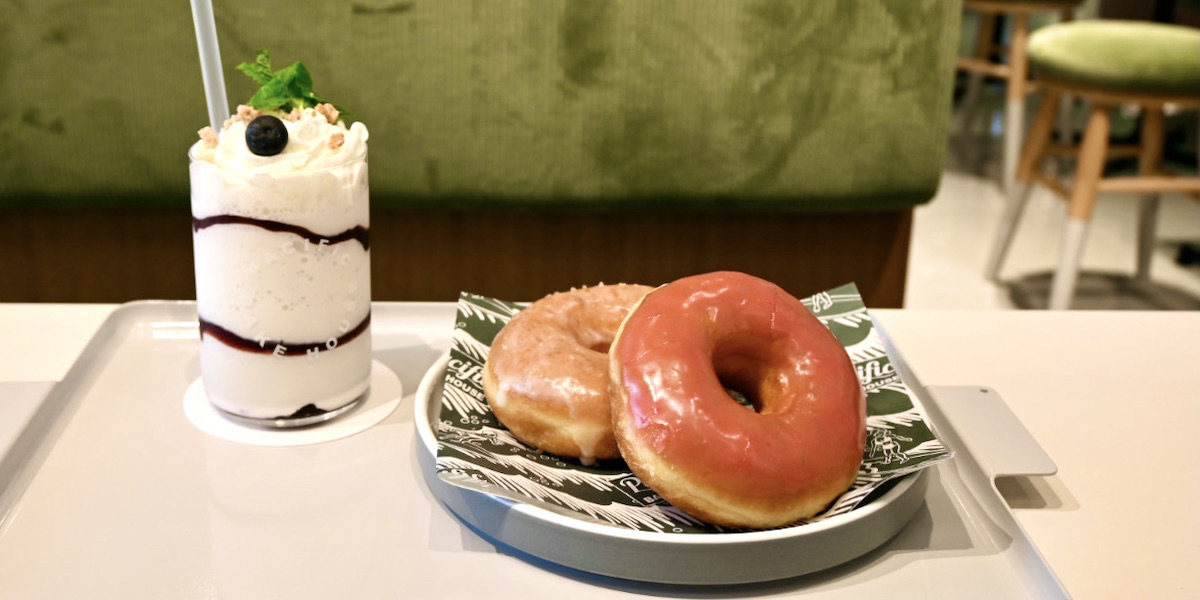 写真左から「Parfallo　ブルーベリーココナッツチーズケーキ」850円、「ドーナッツ ハワイアンソルト」310円（写真奥）と「ドーナッツ ラズベリー」330円（同手前）※ドーナツの味は季節により変わる場合があります