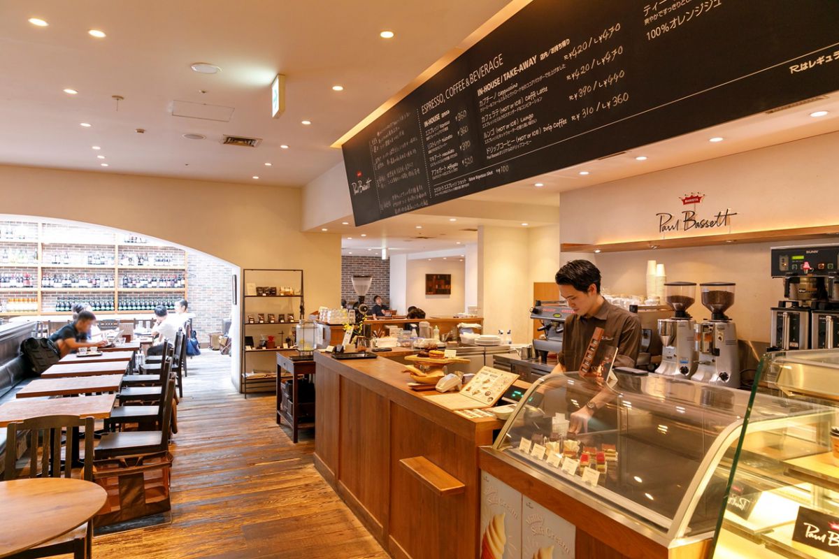 Paul Bassett 新宿内観