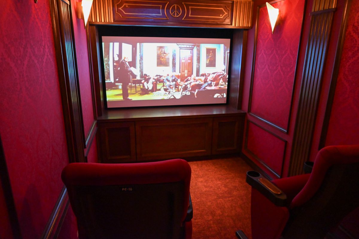 店舗のなかにミニシアターがあるなんて……！