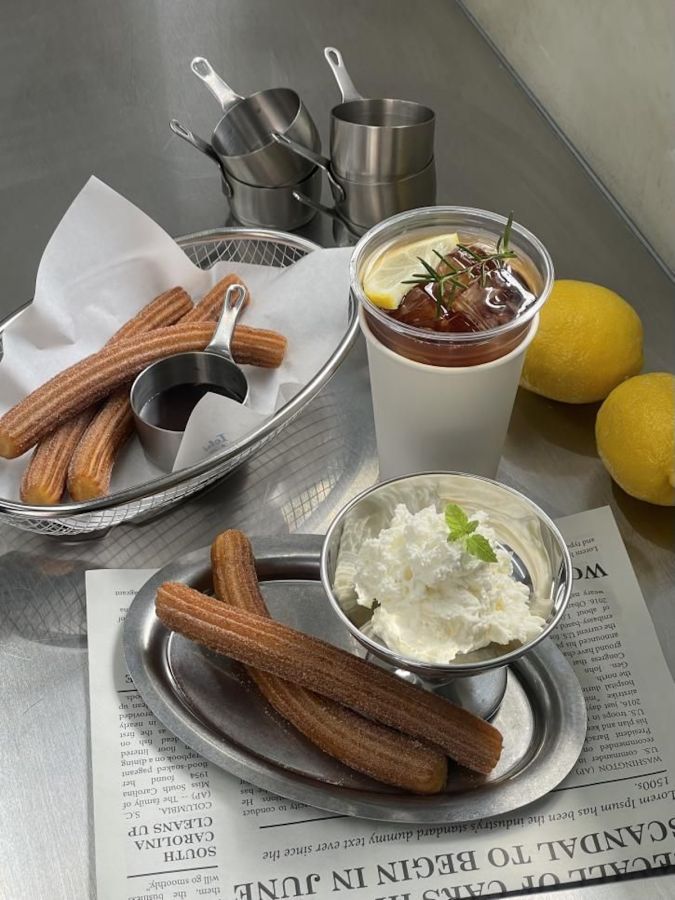 「チュロス＋チョコソース」900円、「チュロス＋レアチーズ」880円、アールグレイティー600円