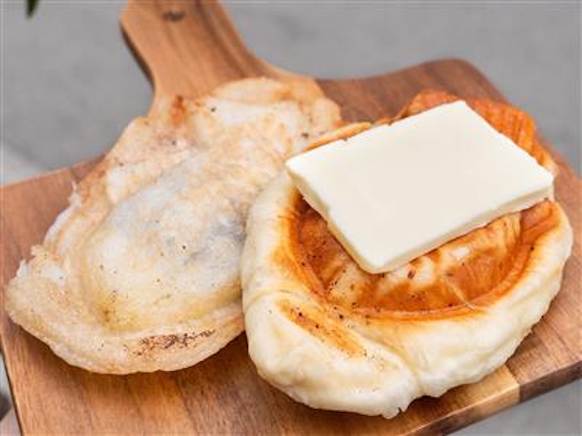 写真左から「たい焼きトクブン（あんこ・餅・チーズ）」650円、「塩パンたい焼き（こしあん・発酵バター）」550円