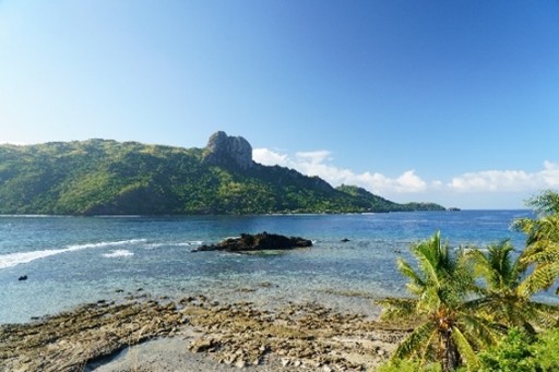 静かに澄んだ海と険峻な岩山が秘境感を演出し、冒険心を盛り上げる