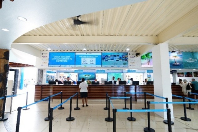 デナラウ港のフェリーカウンター。チケットはネットから予約できる