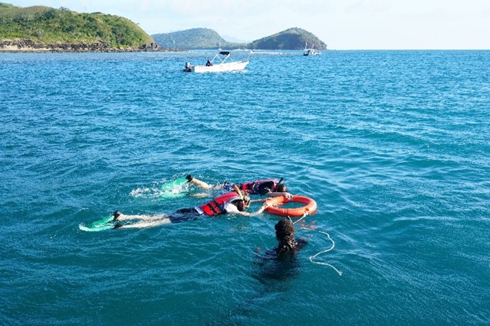 シュノーケリングはインストラクターがサポート。別のスタッフがボートで並走しながら安全をチェックしている