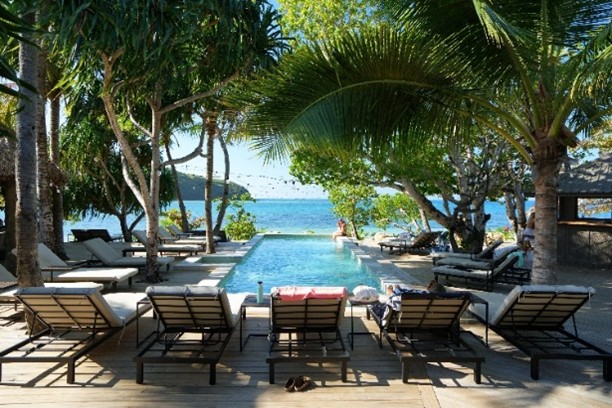 小ぢんまりとしてくつろげるプールエリア。バーもある