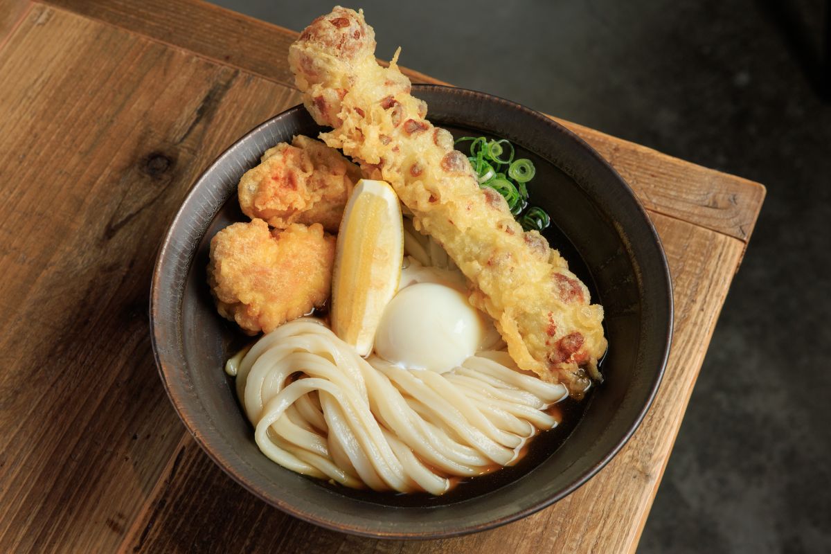 「地どり天とぼたん焼ちくわ天と温泉卵、レモン添えぶっかけうどん」1800円