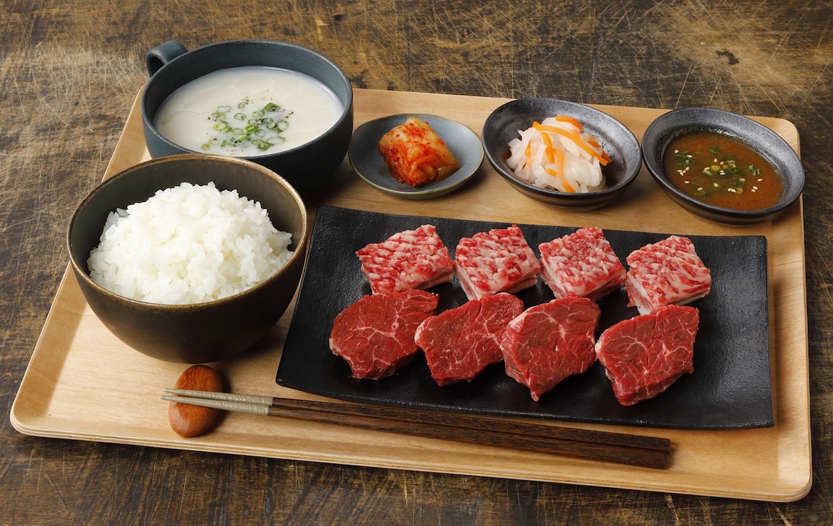 「黒毛和牛角切りカルビ＆ハラミ定食」1500円／©ひとりカルビ1965 かっぱ横丁