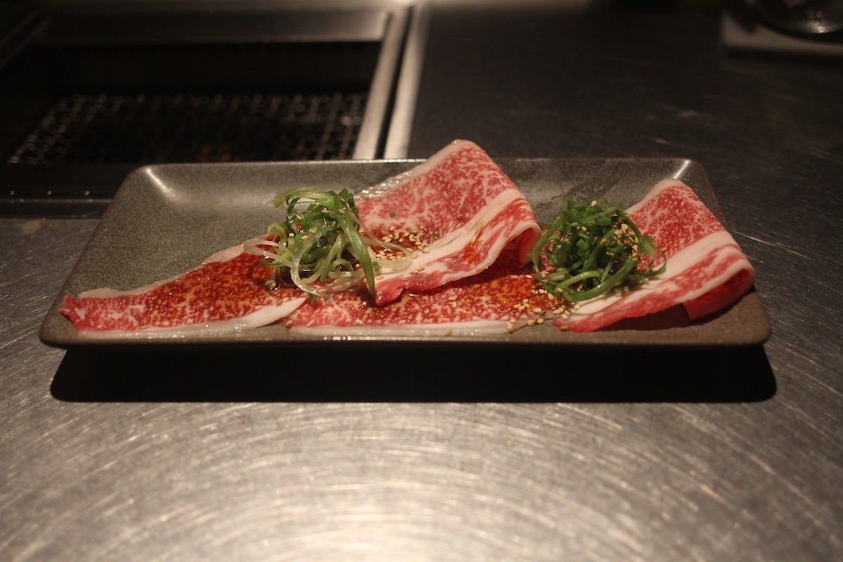 「九条ねぎ包み黒毛和牛前バラ」520円