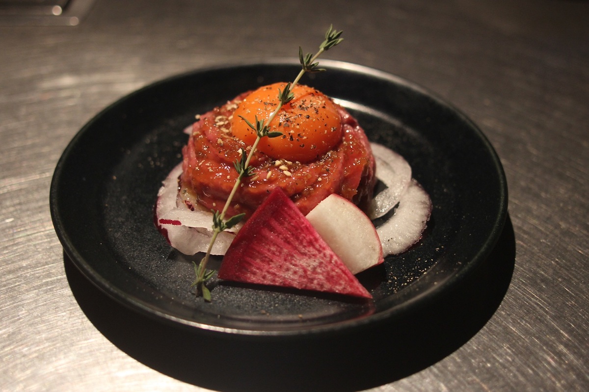 「低温調理国産牛もも肉のローストビーフユッケ」490円