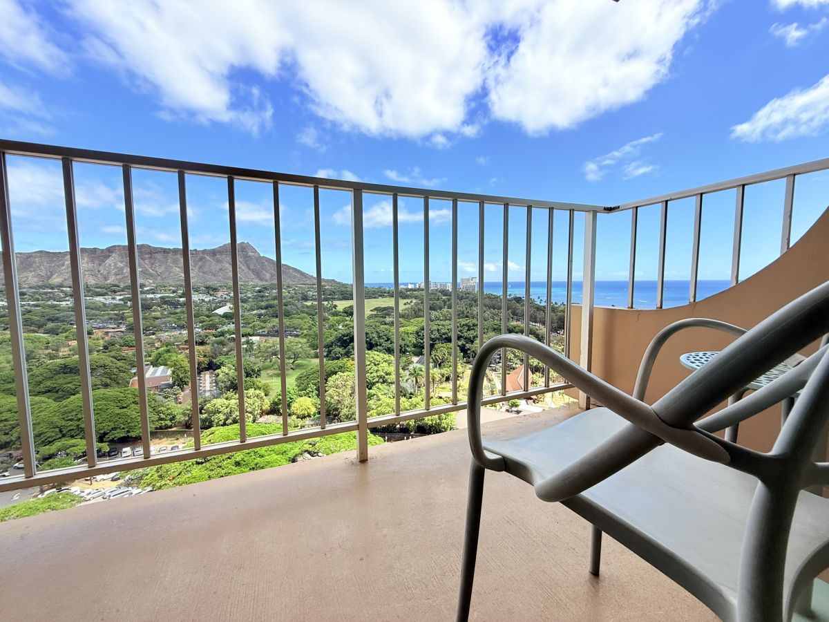 「プレミアオーシャンビュー」のバルコニーからは、ダイヤモンドヘッドとワイキキの海が一望できる絶景